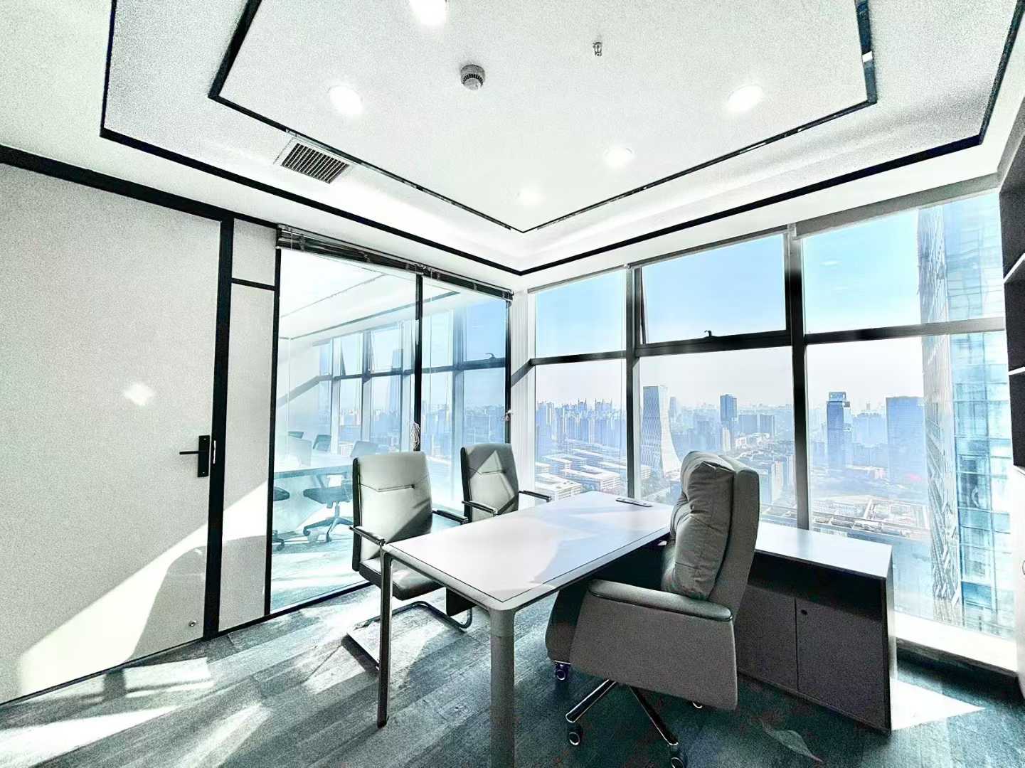 天府三街甲级 145平方 3隔间19工位 采光面大落地玻璃 朝南视野无遮挡 香年广场办公室出租