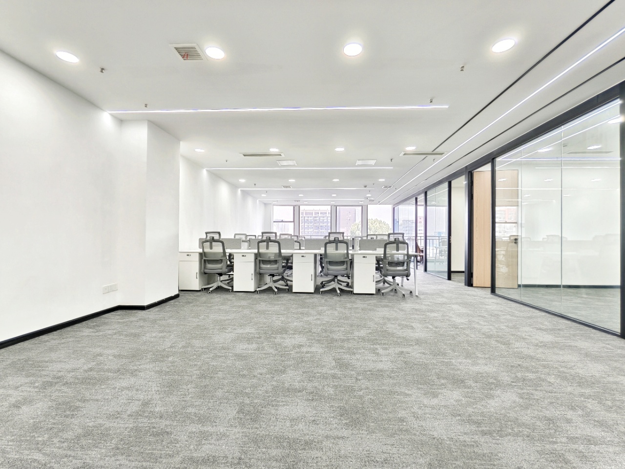 武侯区桐梓林地铁口 超高利用率 290平 6隔间40工位 特价含物业费 精装带家具 新希望大厦办公室出租