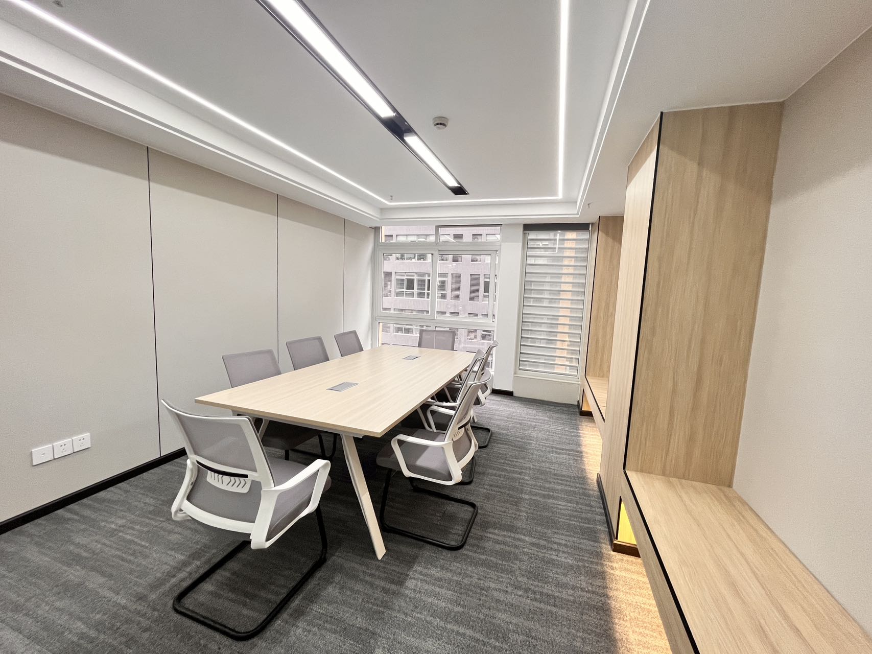 金融城5号线市一医院地铁五六百米 180平 4隔间16工位 双面采光 24小时空调 园区办公 天府新谷办公室出租