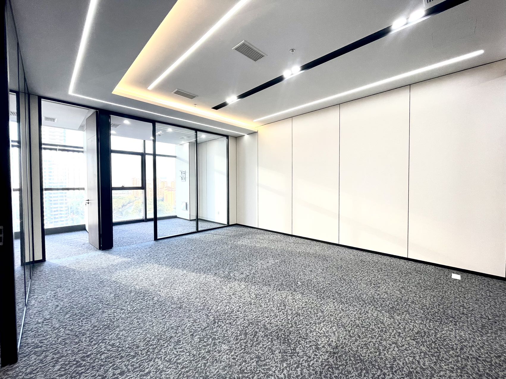 东门2.5环 紧邻理工大东郊记忆 优质小户型 138平 3隔间12工位 地铁口 24小时空调 龙腾广场办公室出租