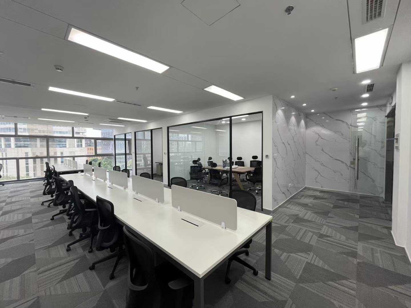 四街阿里巴巴办公楼出租 305平 4隔间45-50工位 24小时空调 大小面积均有 价格可谈