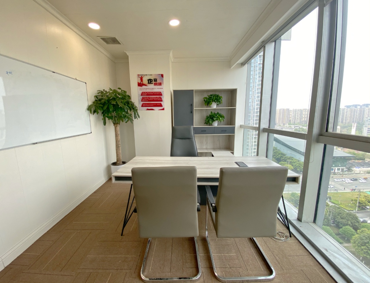 高新地铁三四百米 164平 3隔间15工位 按套含物业 近火车南站 性价比高 中航城市广场办公室出租