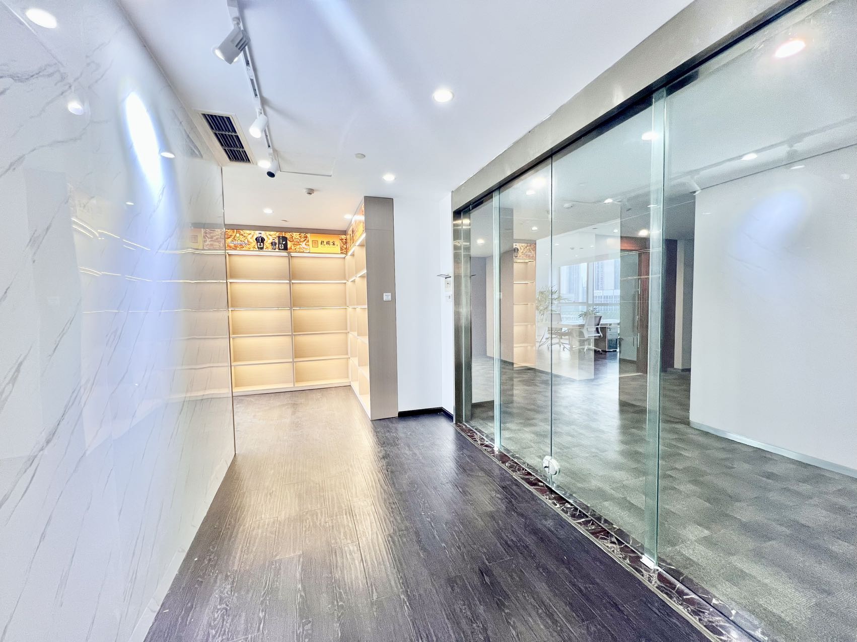 天府三街地铁两三百米 双面采光户型 238平方 1隔间30工位 可以价格见 带展柜 希顿国际广场C座办公室出租