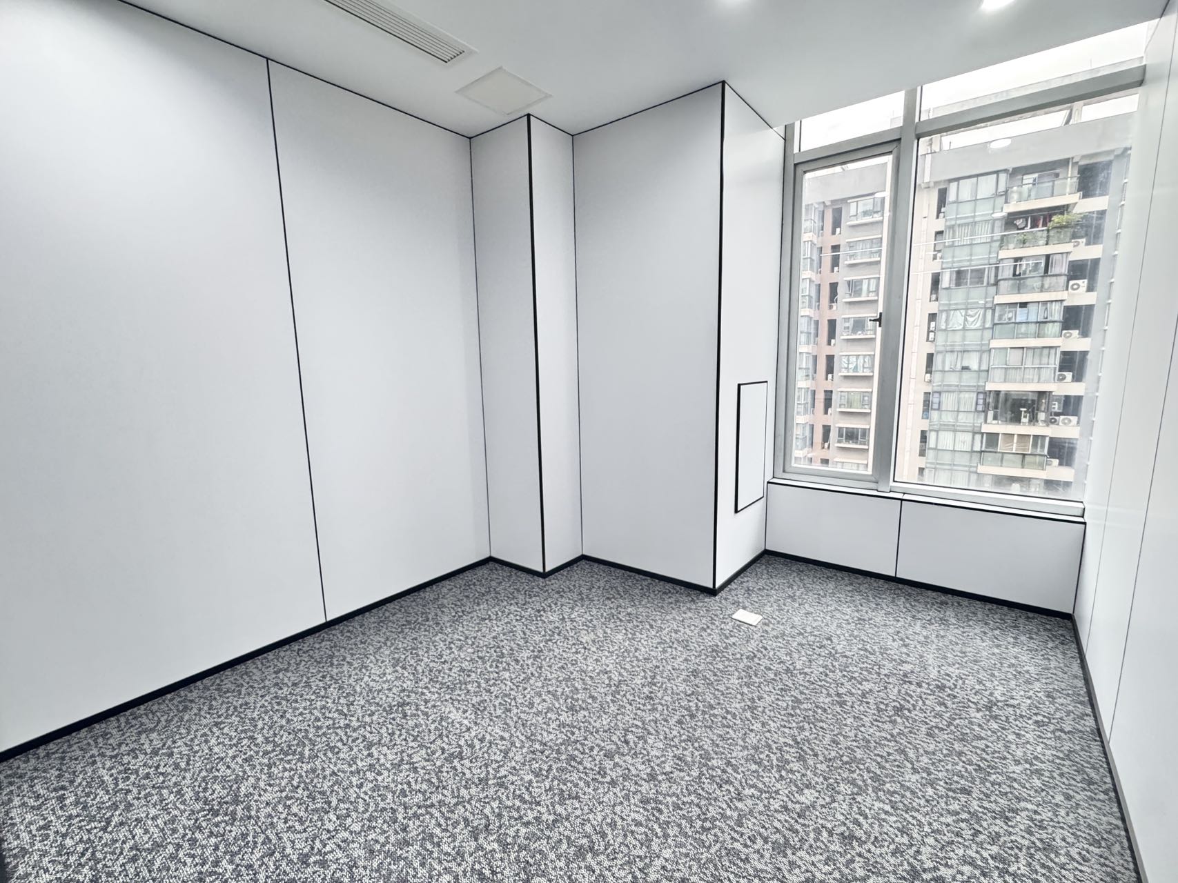 红牌楼地铁三四百米 247平方 4隔间18工位 户型方正 精装带家具 价格含税 鼎冠中心办公室出租