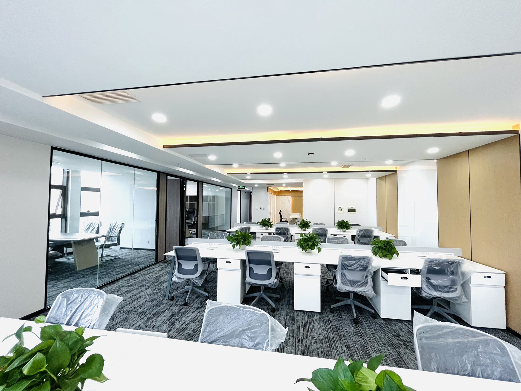 孵化园地铁四百米 380平 6隔间24工位 大老板间会议室 西南双面采光 视野开阔 中航国际交流中心办公室出租