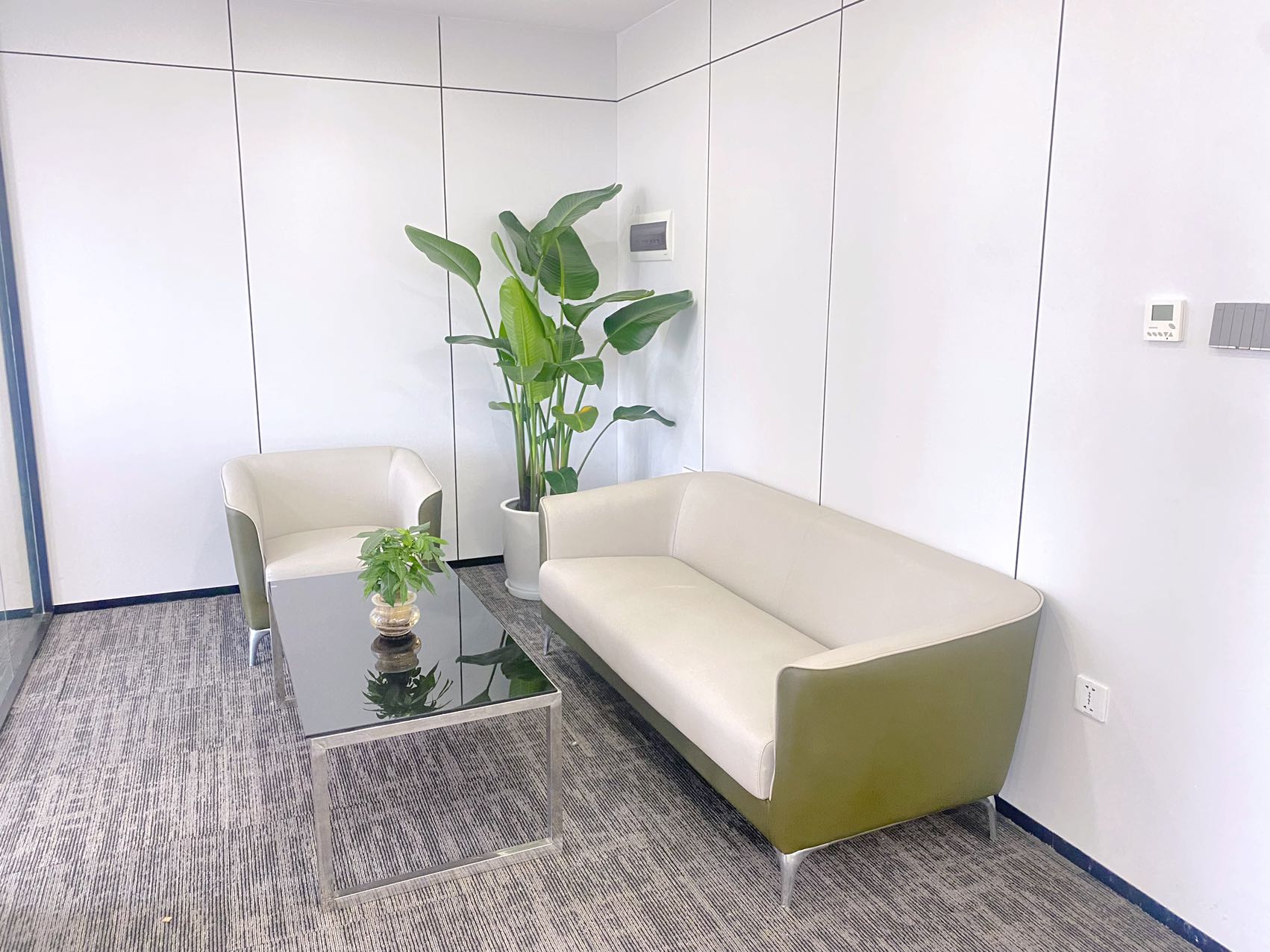 世纪城地铁四五百米 261平方 4隔间24-30工位 大会议室 正对电梯口 首东置业办公室出租