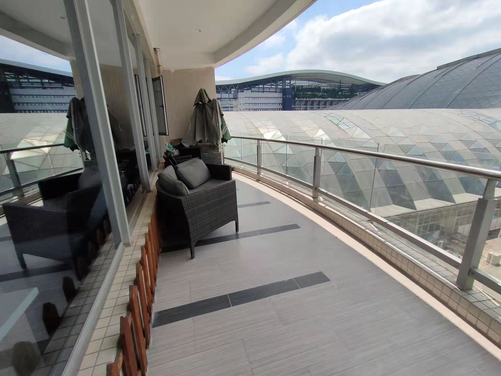 环球中心东区特价房 带双阳台 270平 5隔间30工位 利用率高 精装带家具