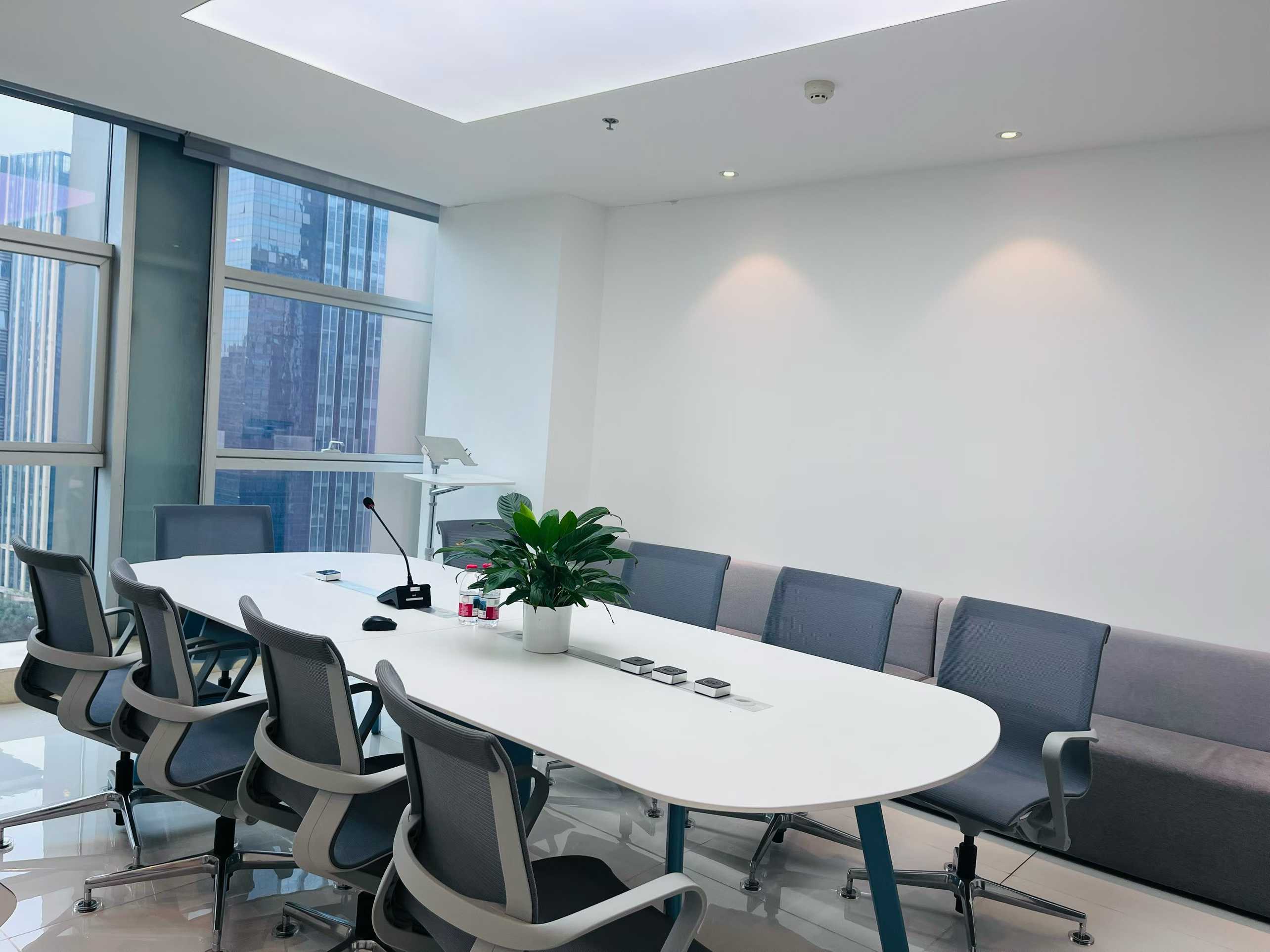 天府三街老超甲写字楼 24小时空调 双面采光 277平 4隔间35工位带库房 特价含家具 节能大厦办公室出租