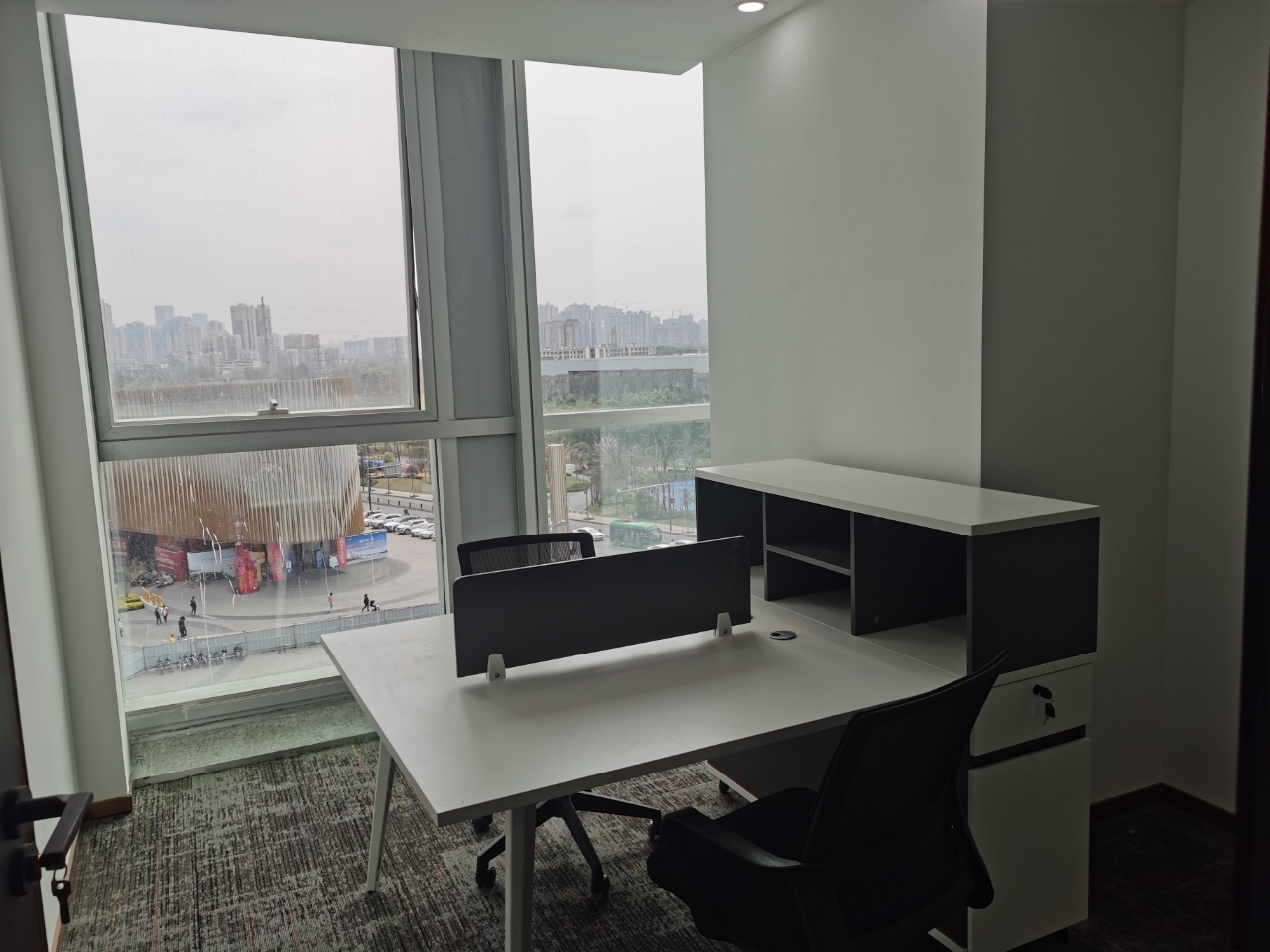 东郊记忆超甲楼宇 244平方 5隔间30多工位 近地铁 24小时空调 带家具 万科天荟大厦办公室出租