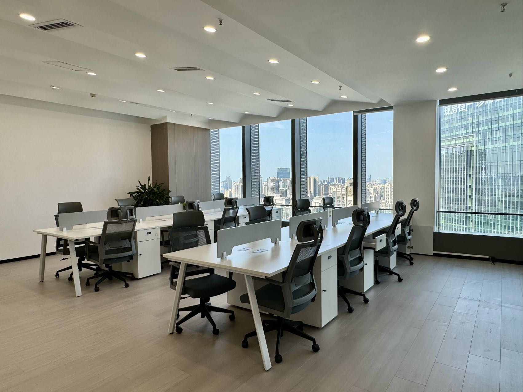 东大路地铁口超甲楼宇 电梯口 199平方 3隔间20工位 高区视野巴适 带家具 环球都汇办公室出租