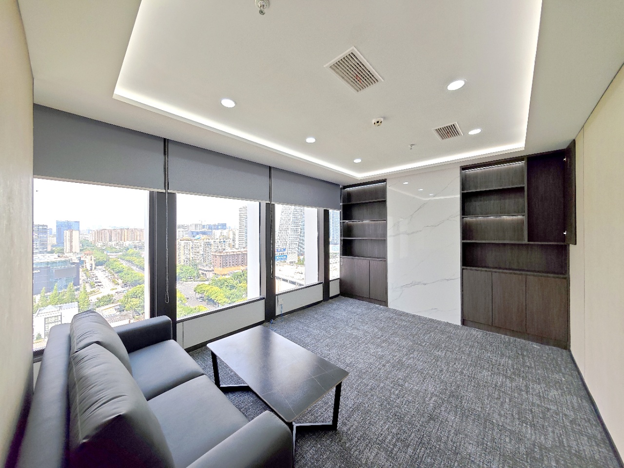 （高新区）火车南站甲写特价房源 3隔间19工位1储物间 双面采光 户型方正 含物业费 安格斯国际办公室出租