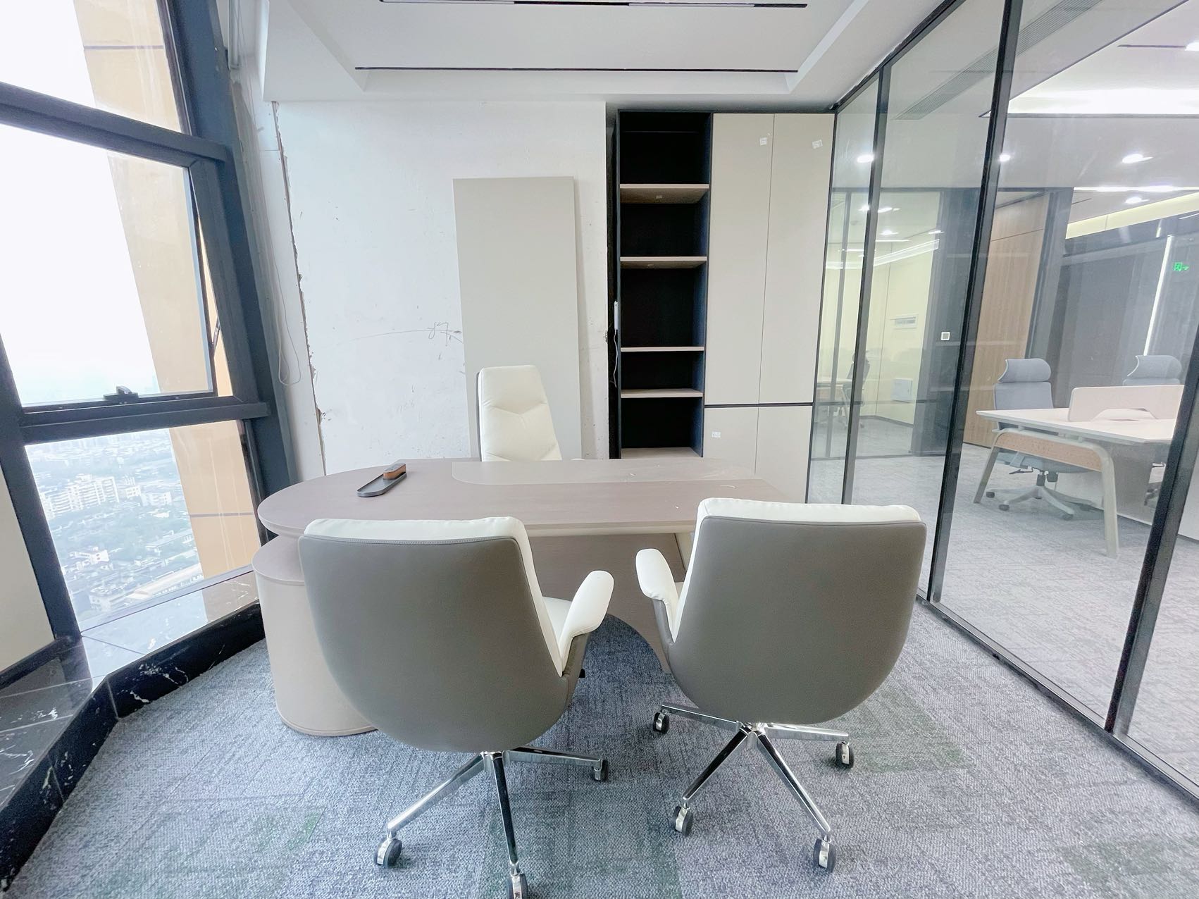 人民北路甲级高区小户型 电梯口旁 159平 3隔间12工位 24小时空调 北成8号办公室出租