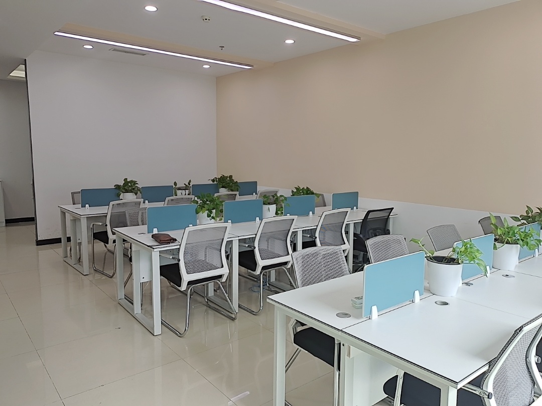 天府二街甲级楼盘 24小时空调 套租 3隔间15工位 含物业费 雄川金融中心办公室出租