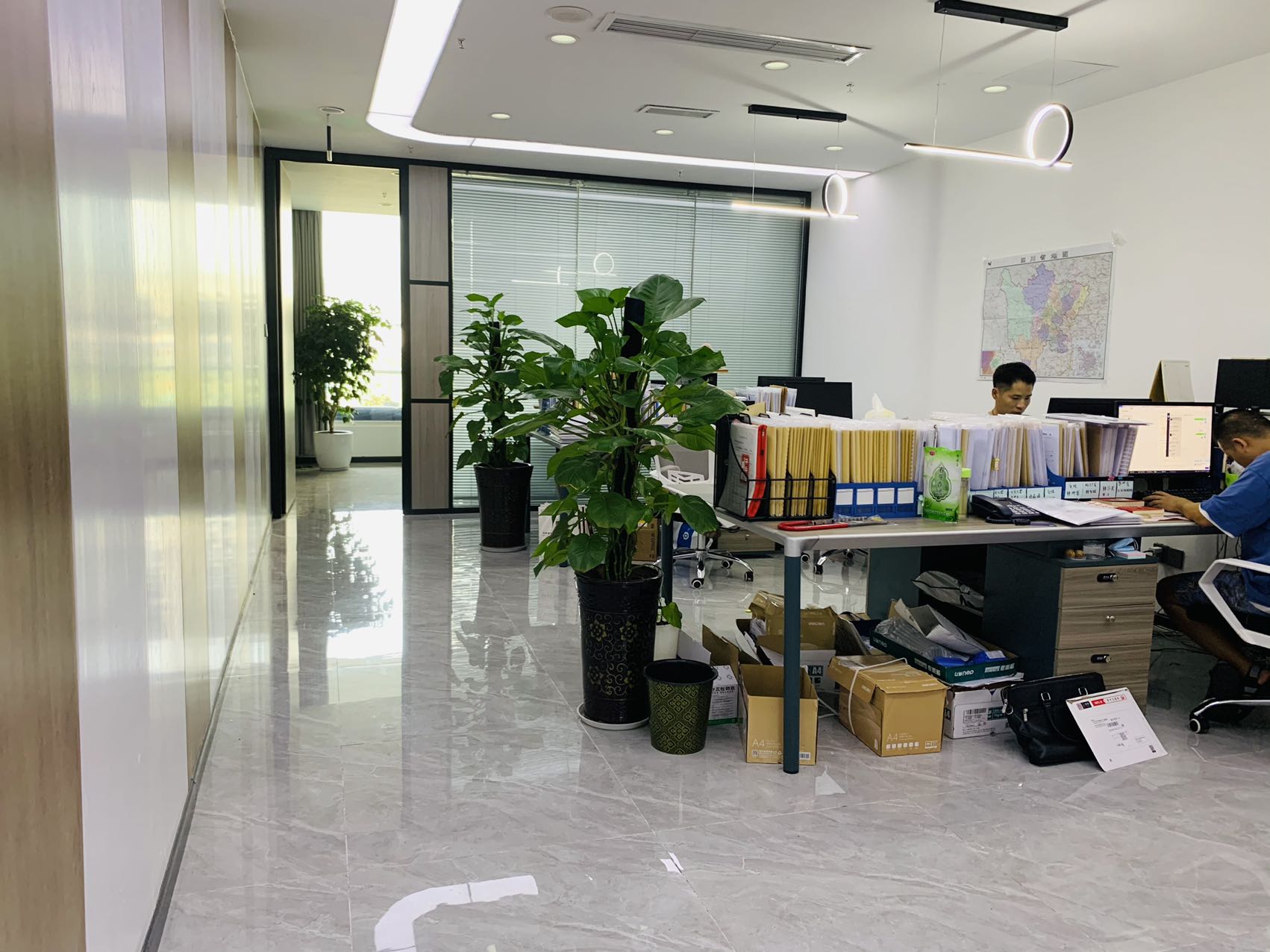 环球中心地铁口创业优质小面积 1隔间8工位 按套含物业费出租 带阳台 环球中心办公室出租