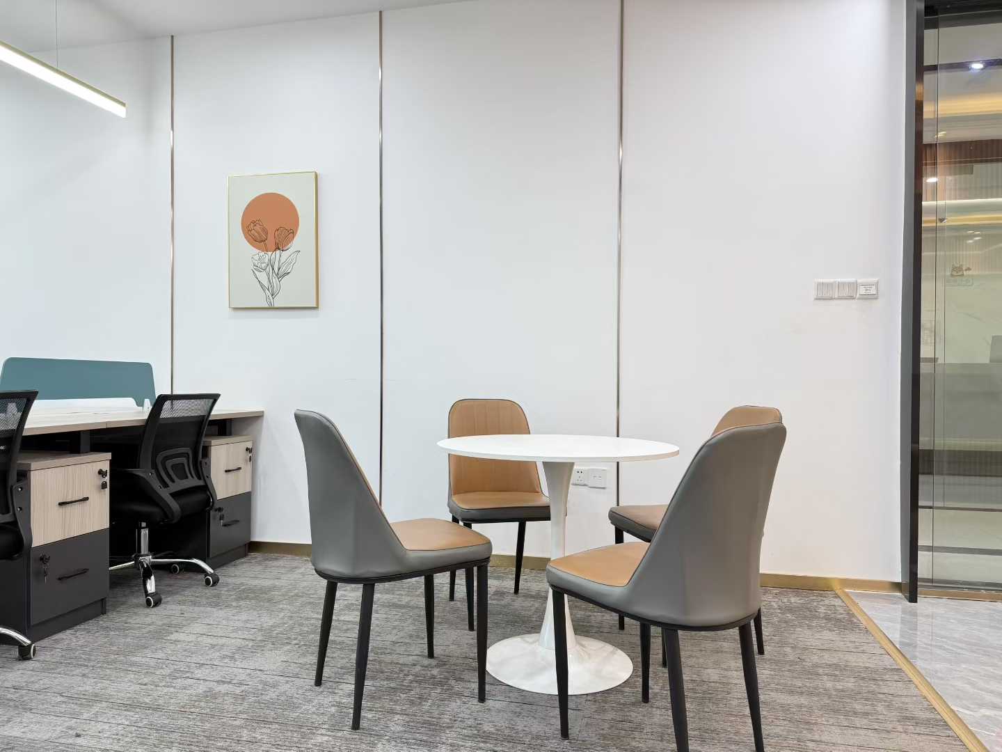 市一医院地铁口 208平 4隔间16工位 大会议室 大老板间 业主直租 精装带家具 仁和春天国际办公室出租