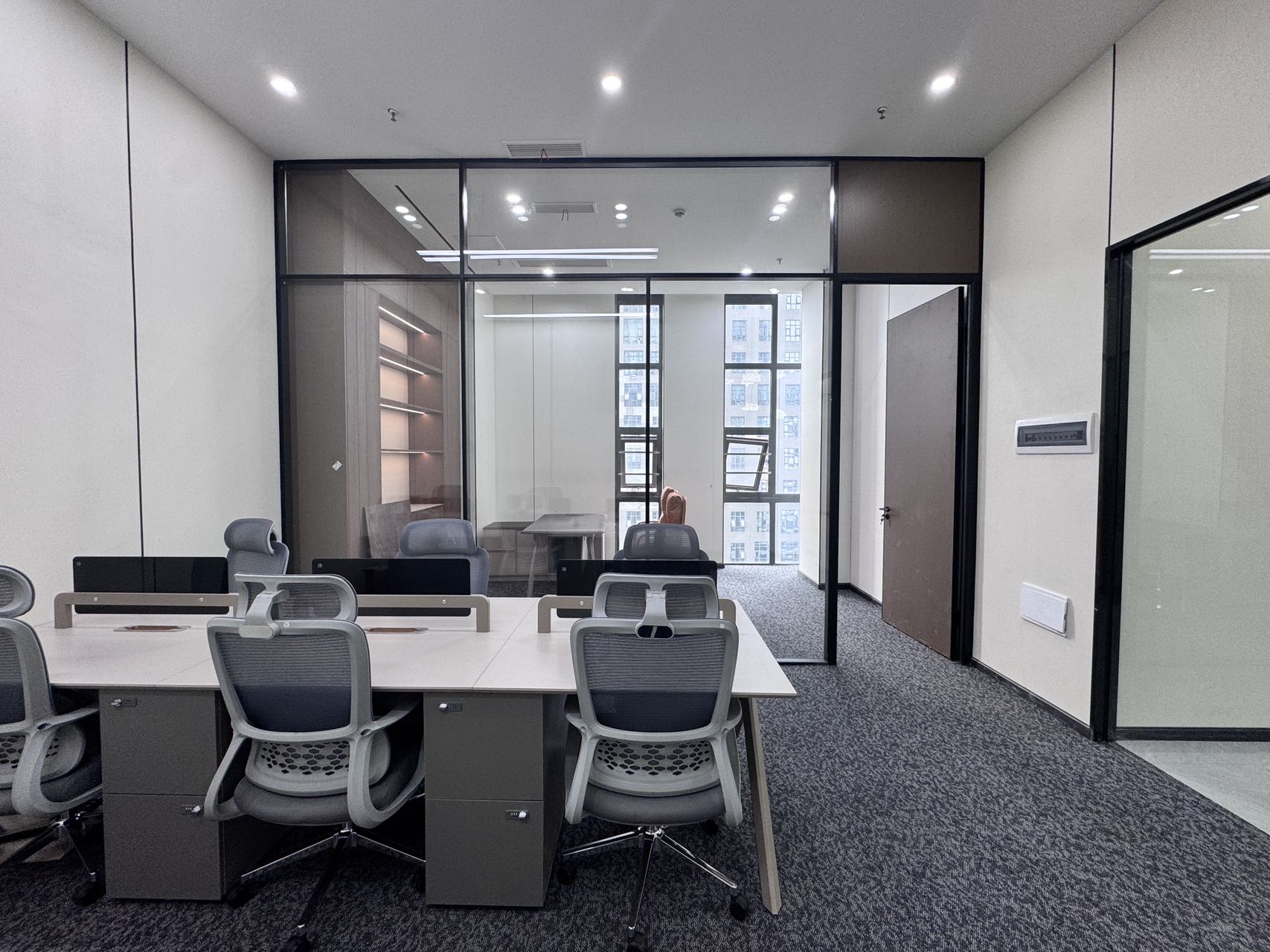 天府三街创业小户型 1隔间9工位 24小时空调 报价含物业费 3.5米挑高 峰汇中心办公室出租|高新区写字楼|高新区办公室|租小团