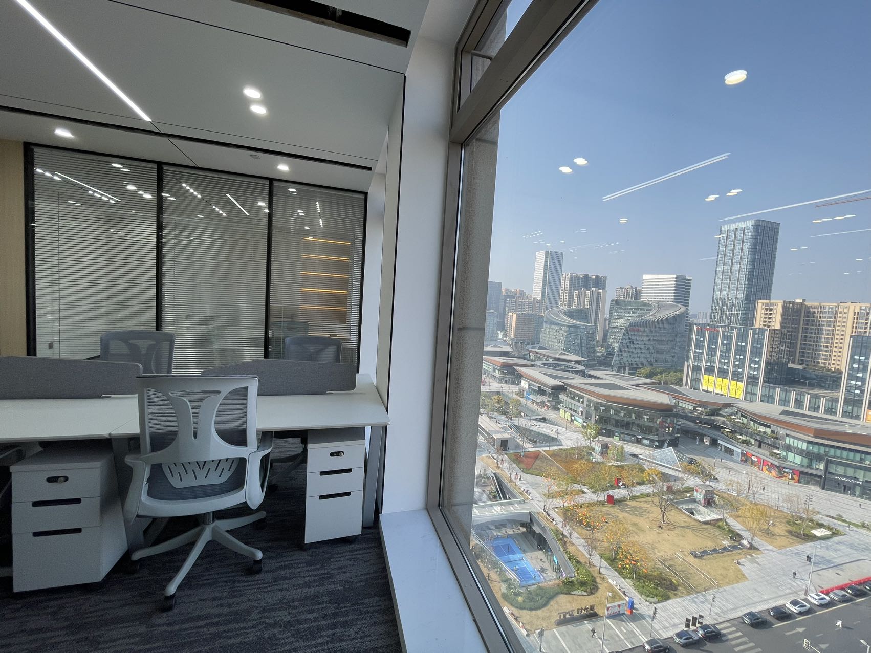 1号线世纪城地铁400米 160平方 4隔间14工位 精装带家具 工区24小时 户型方正 首东置业办公室出租