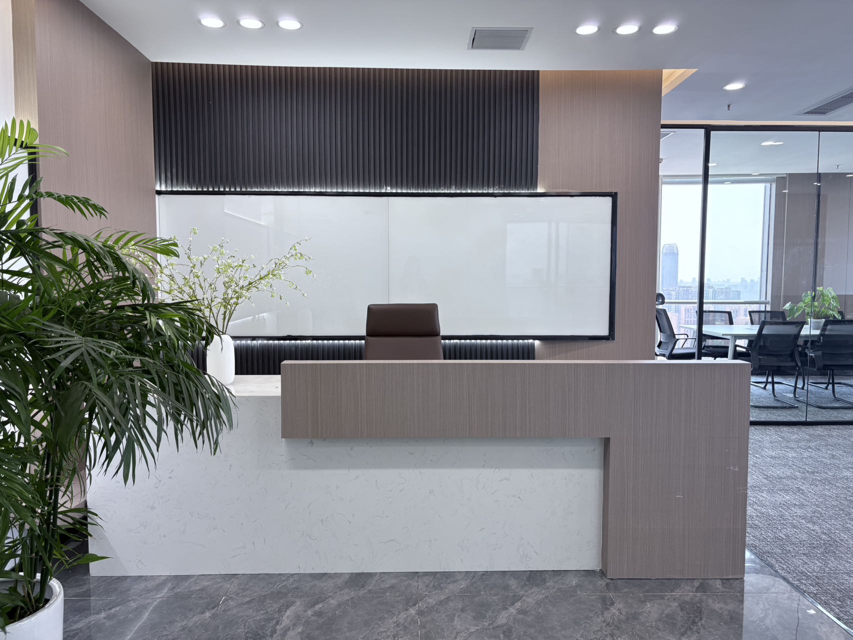 锦江区洪河地铁三四百米 208平 3隔间16工位 双面采光户型 高区视野绝佳 甲级楼盘 绿地锦峰办公室出租|锦江区写字楼|锦江区办公室|租小团