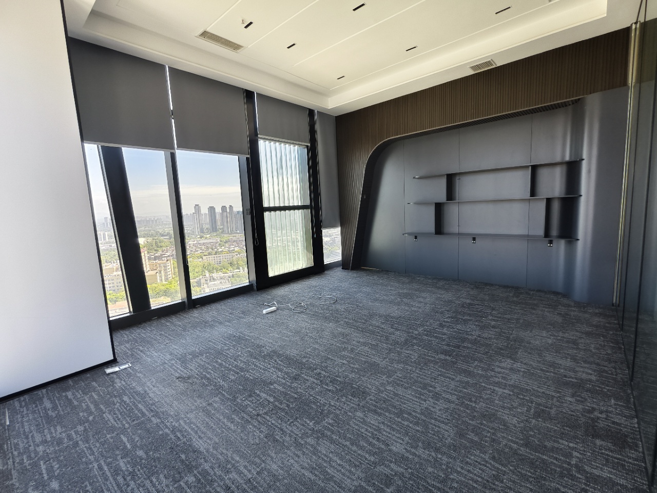 近东郊记忆 十里店地铁口1018㎡大面积 8隔间164工位 三面采光 视野巴适 龙腾广场办公室出租