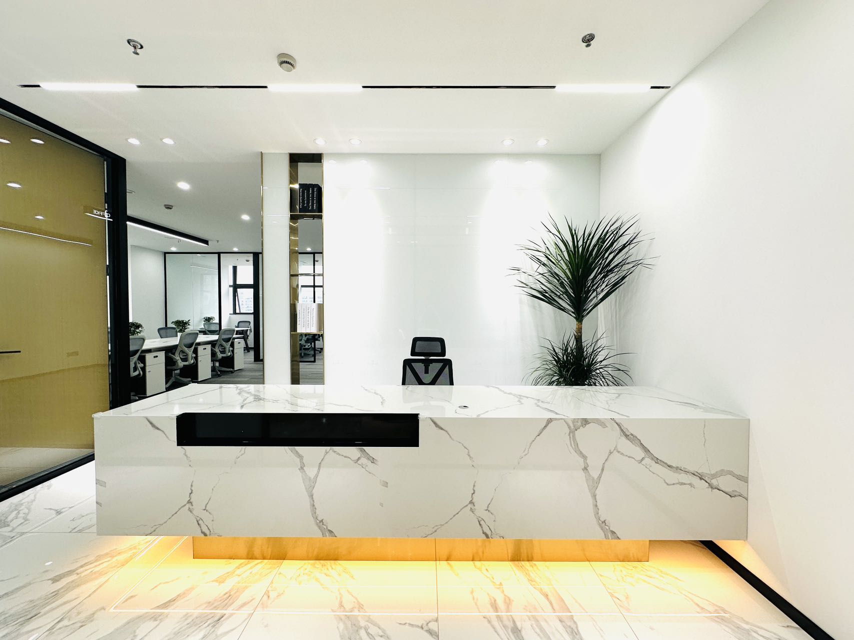 武侯区武青南路地铁四五百米 235平方 5隔间21工位 双面采光 户型反正 神州智慧天地办公室出租