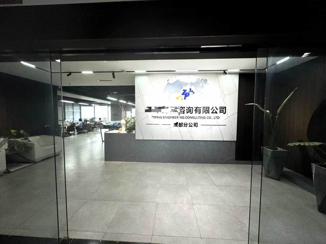 环球中心东区（E区）个人业主直租 322平 6隔间22工位 带大会议室 报价含物业费 双阳台 电梯口 环球中心办公室出租