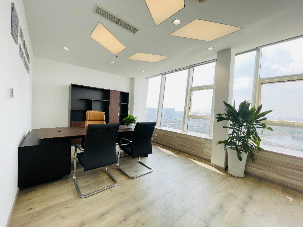 高新区新世纪环球中心356平精装大面积办公室 精装带家具 电梯口房源 大工区