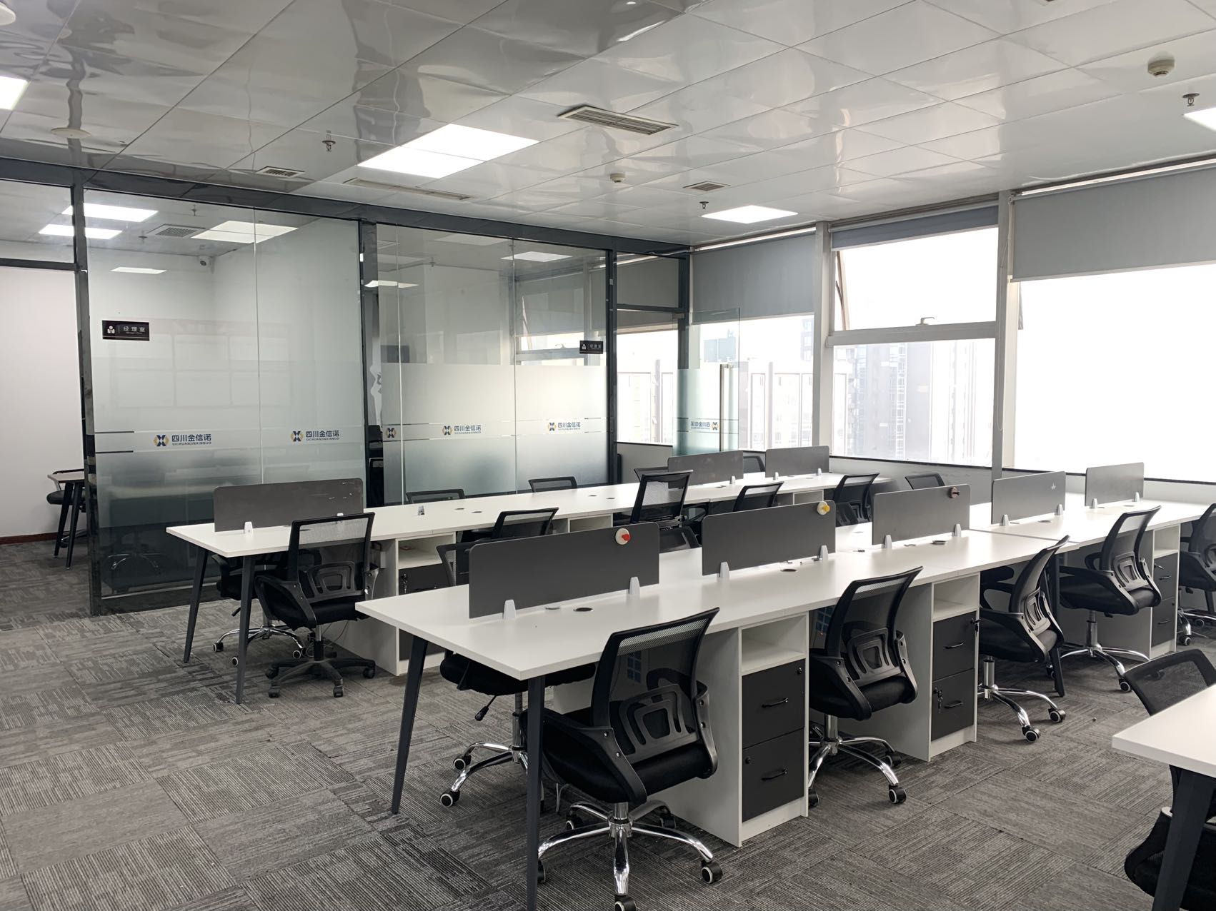 锦江区东湖公园地铁口 6隔间50工位 电梯口 带家具 含物业费 户型方正 华润广场办公室出租