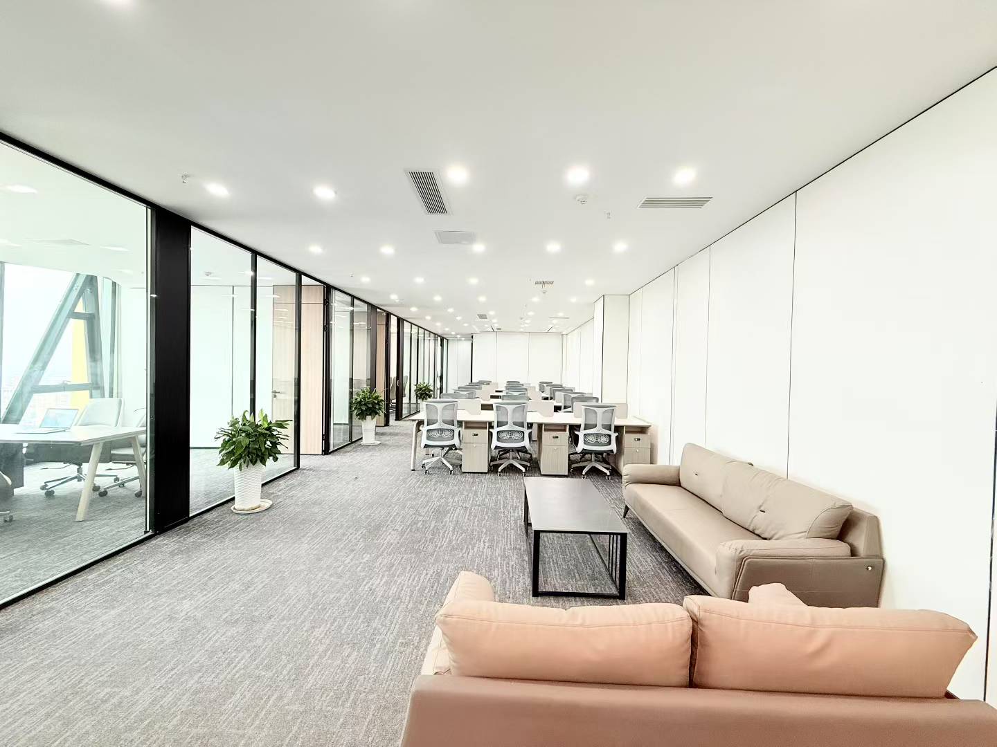 人民北路甲级楼盘 高区电梯口户型 564平 7隔间40工位 24小时空调 价格还可以聊  北成8号办公室出租