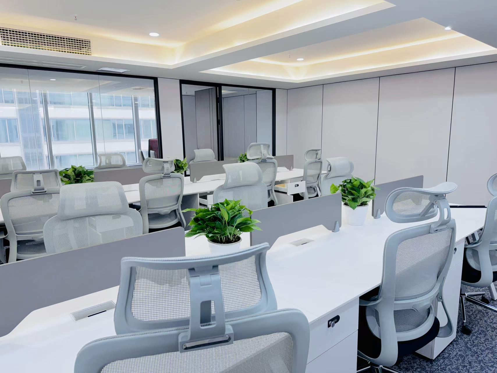 红牌楼地铁三四百米 1大隔间16工位 带形象墙 带家具 报价含税含物业费 鼎冠中心办公室出租