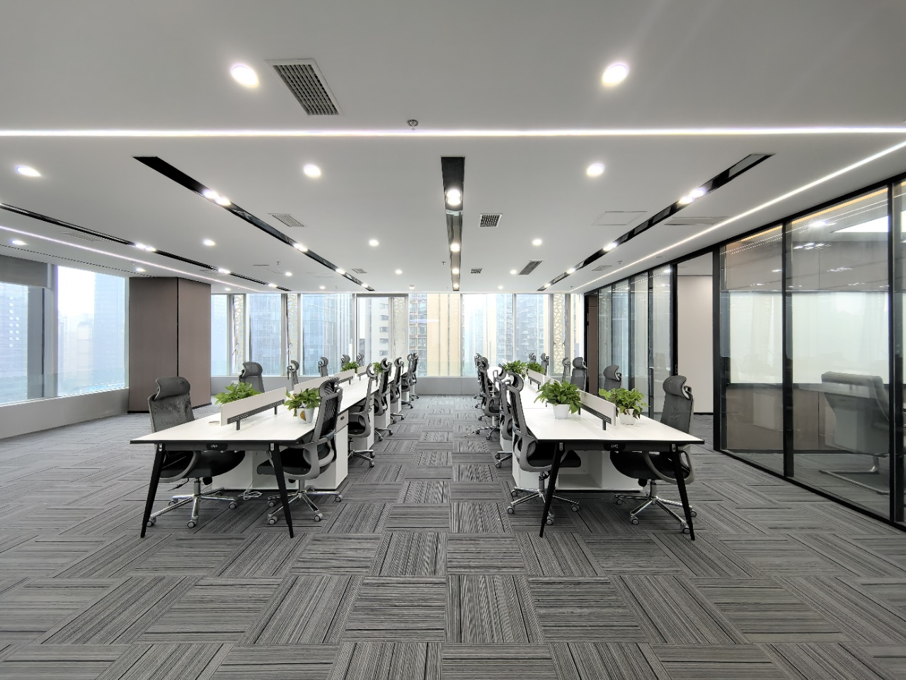 金融城甲级三面采光优质户型 308平方4隔间1会议室36工位 精装带家具 采光非常巴适 中航国际广场办公室出租