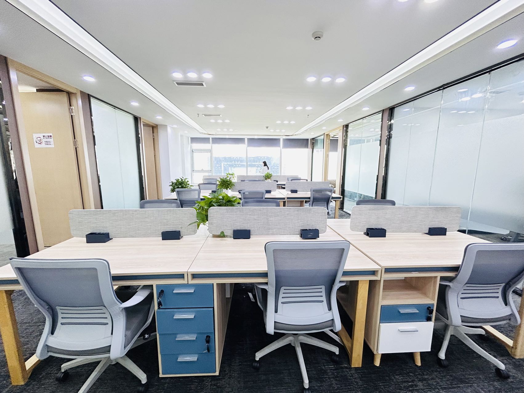 高新区环球中心办公室 按套出租 6隔间18工位 北区朝外 视野开阔 报价含物业费 精装带家具