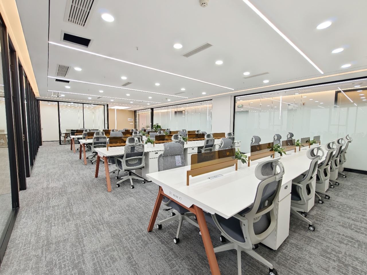 孵化园甲写空调开放时间长 358平 5隔间40工位 价格含家具 户型方正 嘉煜金融科技中心办公室出租