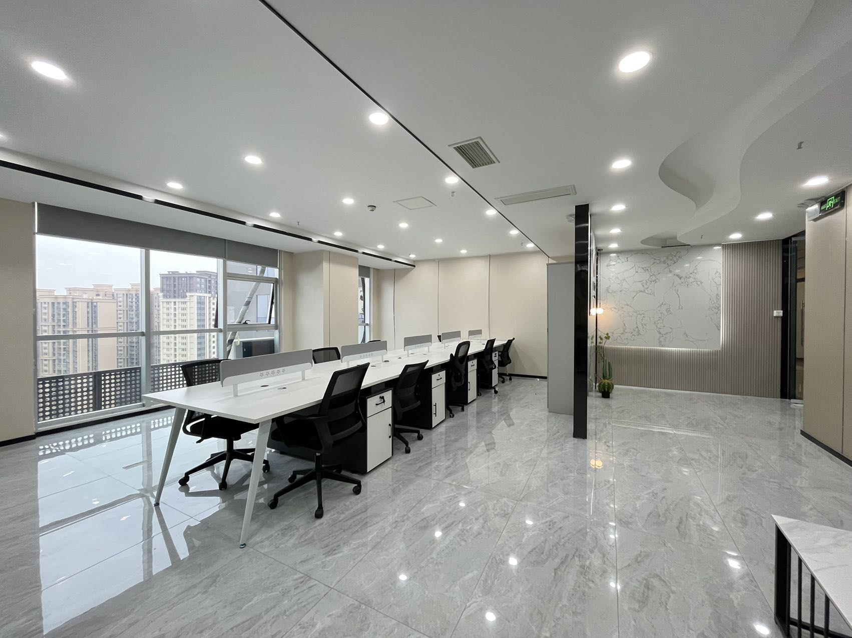 5号线骑龙地铁 套租含物业费 2隔间12工位 视野巴适 稀缺房源 欢迎咨询 美行中心办公室出租