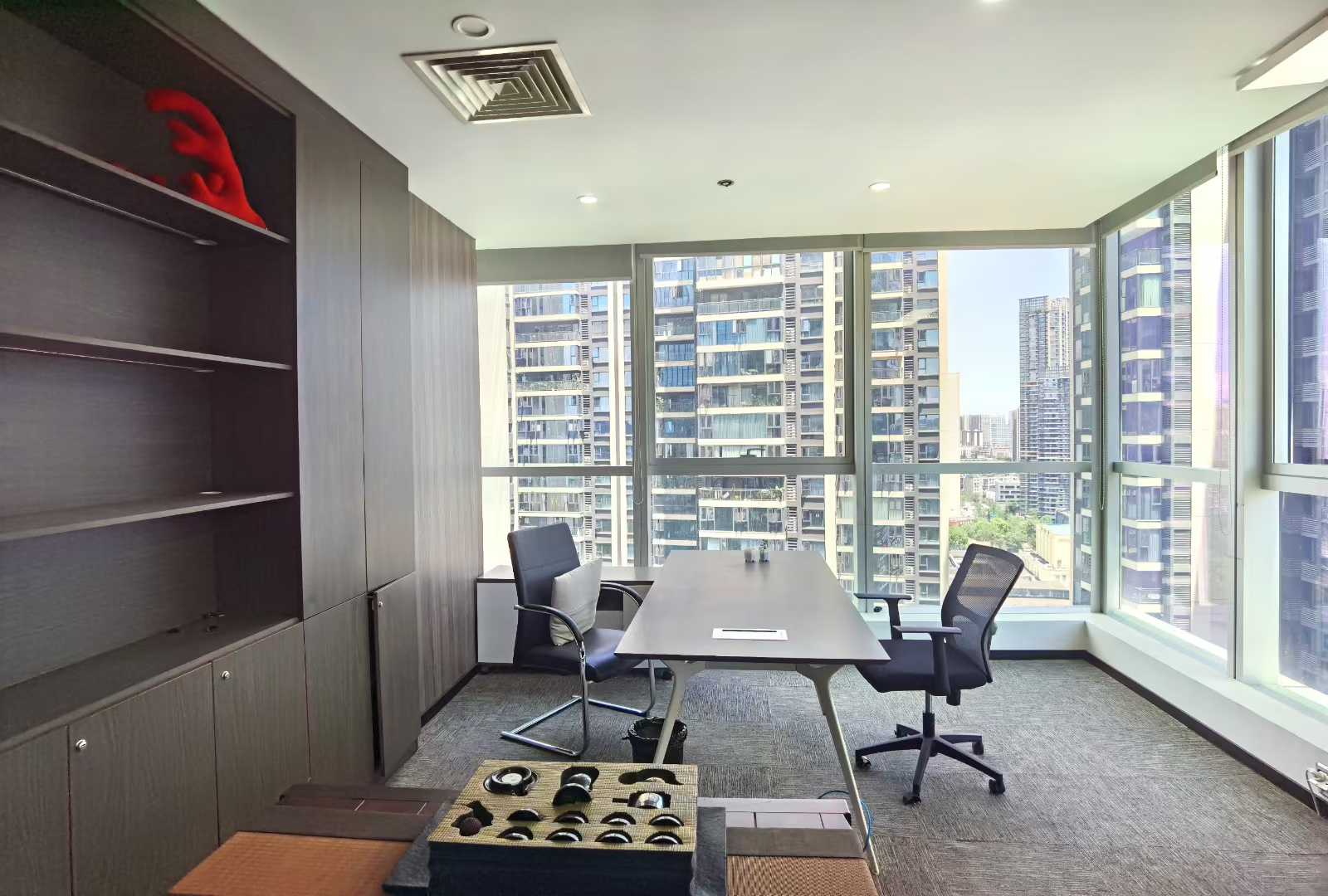 成华区超甲 241平 3隔间1会议室30工位 地铁口 精装带家具 24小时空调 成华万科大厦 写字楼租赁 无中介费