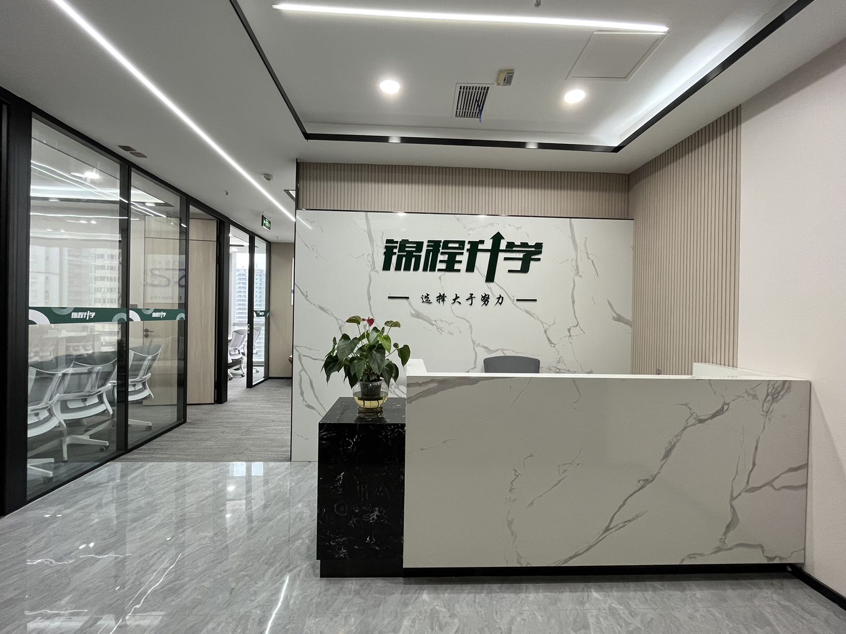 市中心近东门大桥 按套出租 5隔间24工位  采光面大 24小时空调 视野开阔 明宇金融广场办公室出租