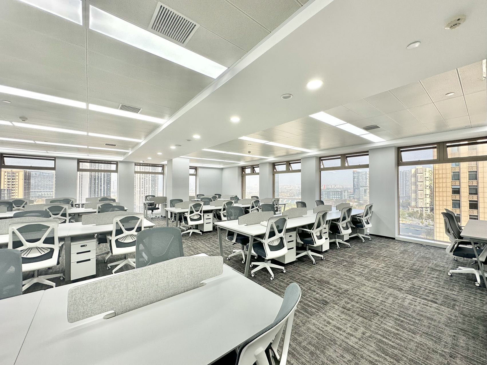 世纪城地铁附近 大面积三面采光户型 742平方 7隔间91工位 物业含空调能耗费 首东置业办公室出租