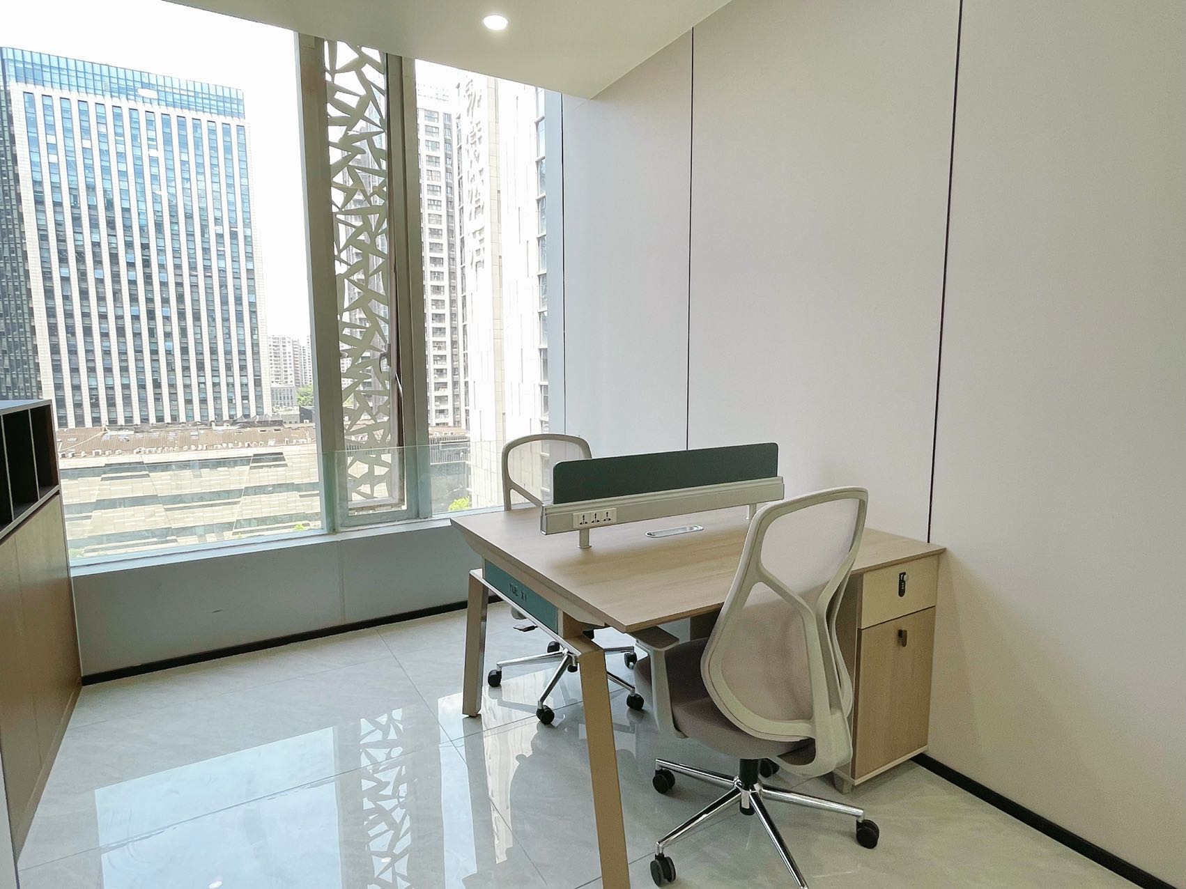 金融城甲级楼盘大面积 按套出租 8隔间1会议室42工位 电梯口户型 中航国际广场办公室出租