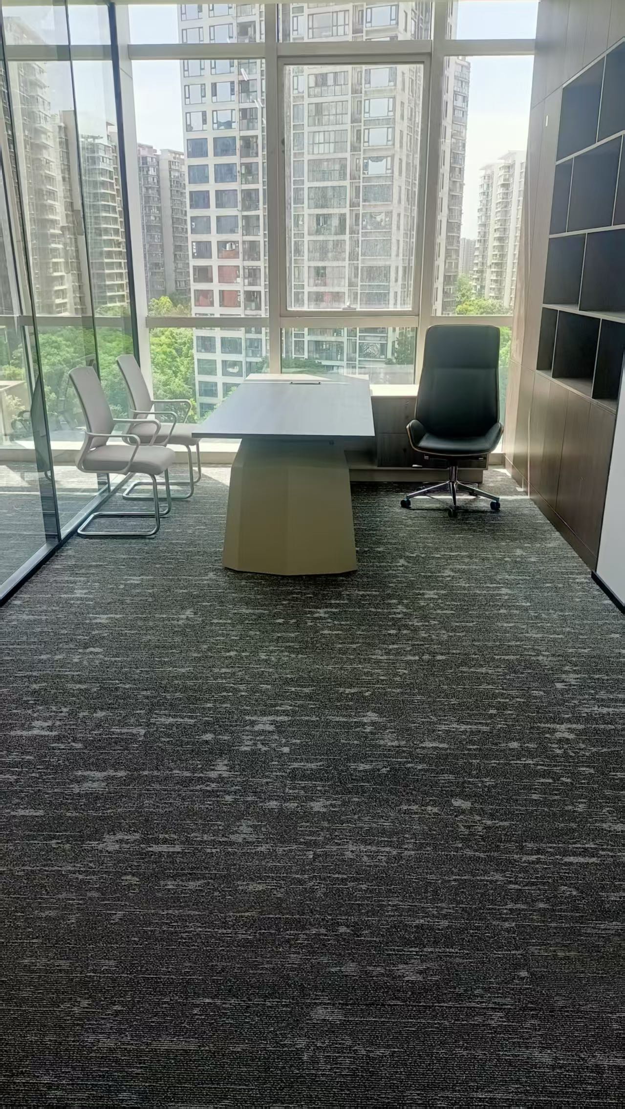 高新地铁三四百米 精装户型 价格含物业费 4隔间40工位 户型方正 中航城市广场办公室出租