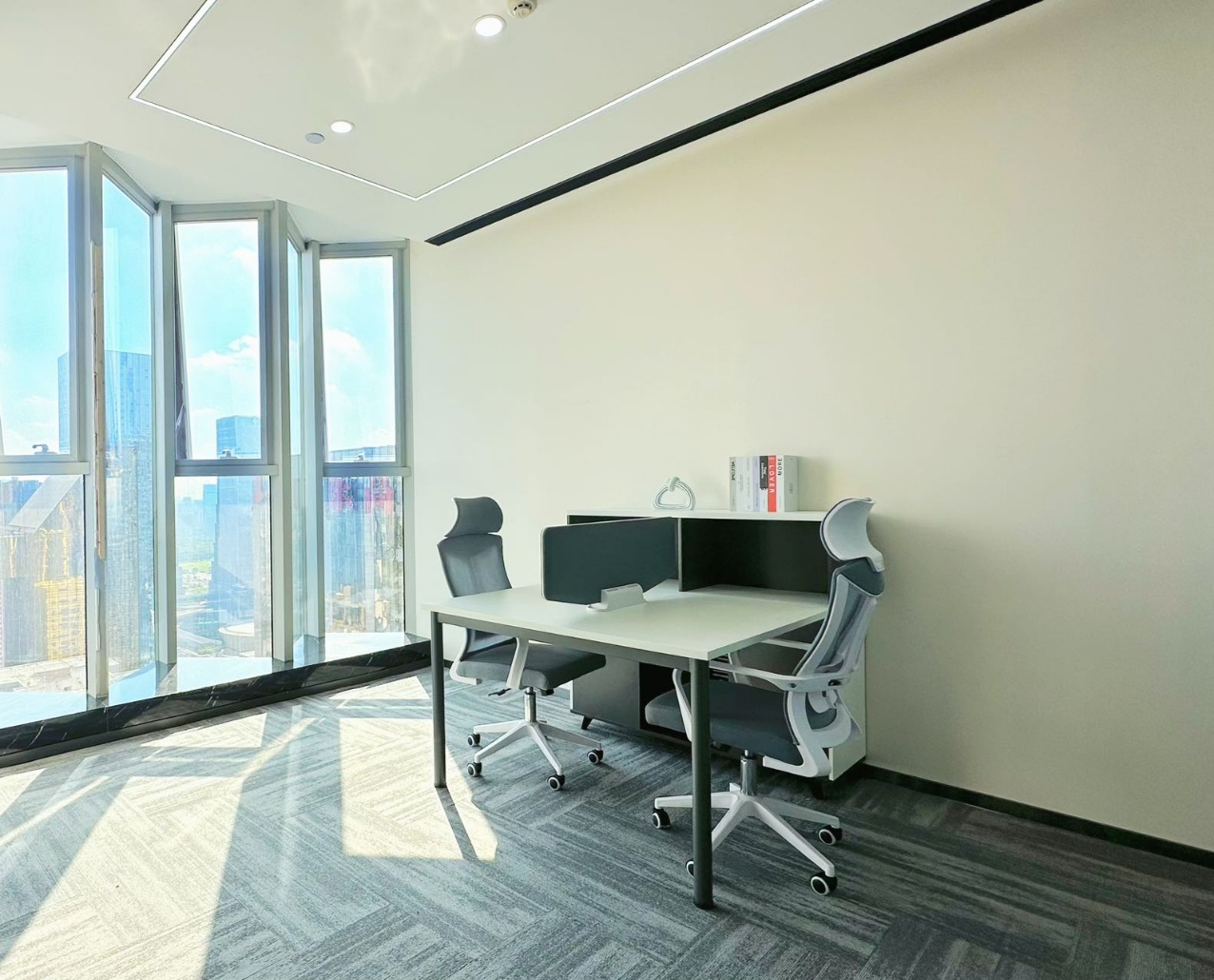 9号线芯岛地铁小几百米 甲写楼盘 345平方 4隔间24工位 高区视野巴适 户型方正 带家具 嘉煜金融科技中心办公室出租