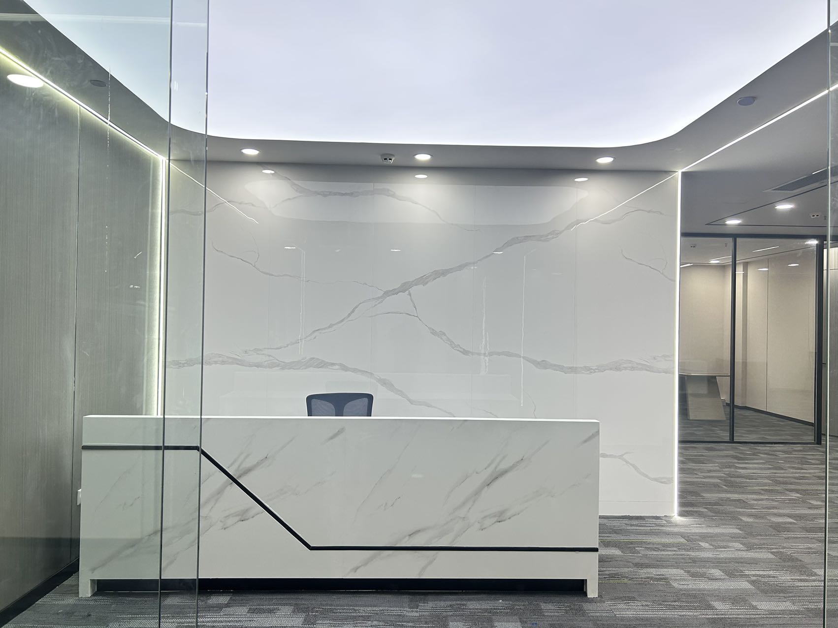 锦江区金石路地铁口 443平方 7隔间48工位 双面采光 无加时费 拎包入住 新希望中鼎国际办公室出租