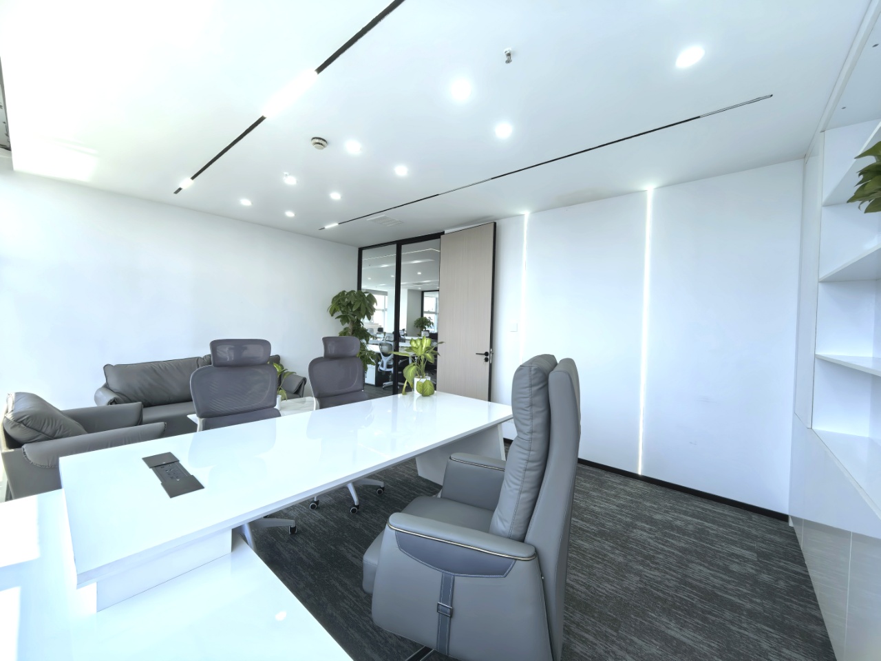 三街甲写精装双面采光 193平 4隔间20工位 现代极简风格 采光舒服 带家具大前台 香年广场办公室出租