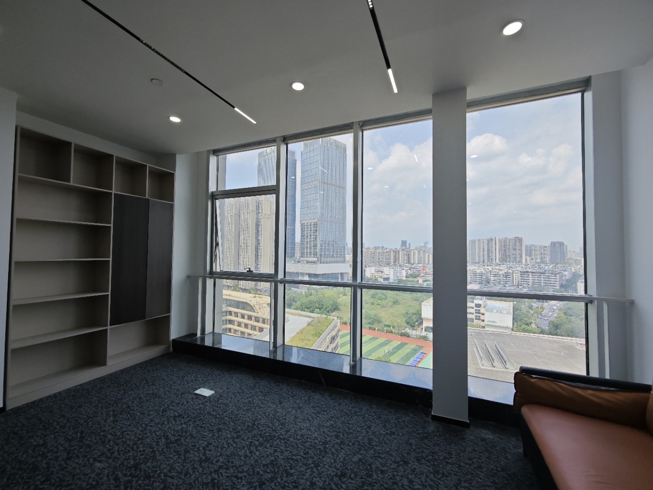 锦江区东湖公园附近-双地铁口-东光站 410平 6隔间40工位 精装带家具 拎包入住 东湖国际办公室出租