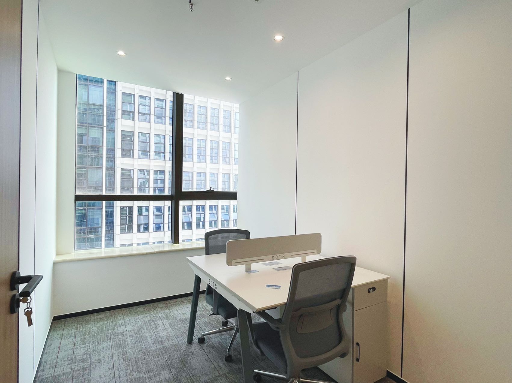 孵化园三线交汇 近地铁 套租 4隔间16工位 报价含物业费 利用率高 电梯口 24小时空调 中航国际交流中心办公室出租