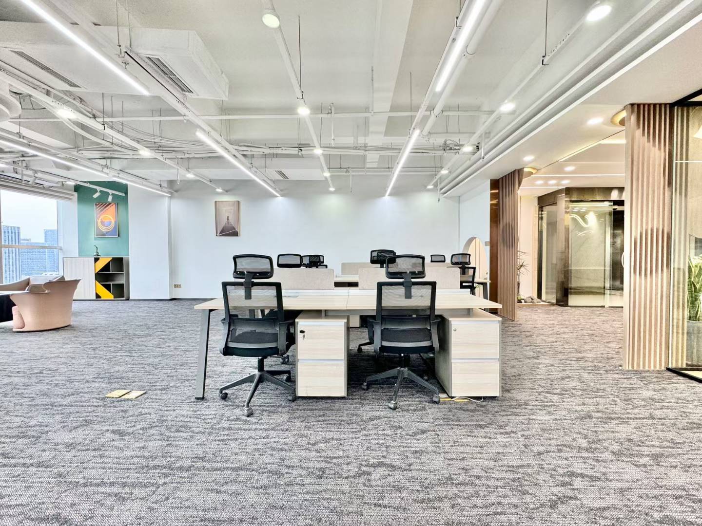 金融城24小时空调楼盘 按套出租 5隔间24工位带休息区 正对电梯口 采光巴适 布鲁明顿办公室出租