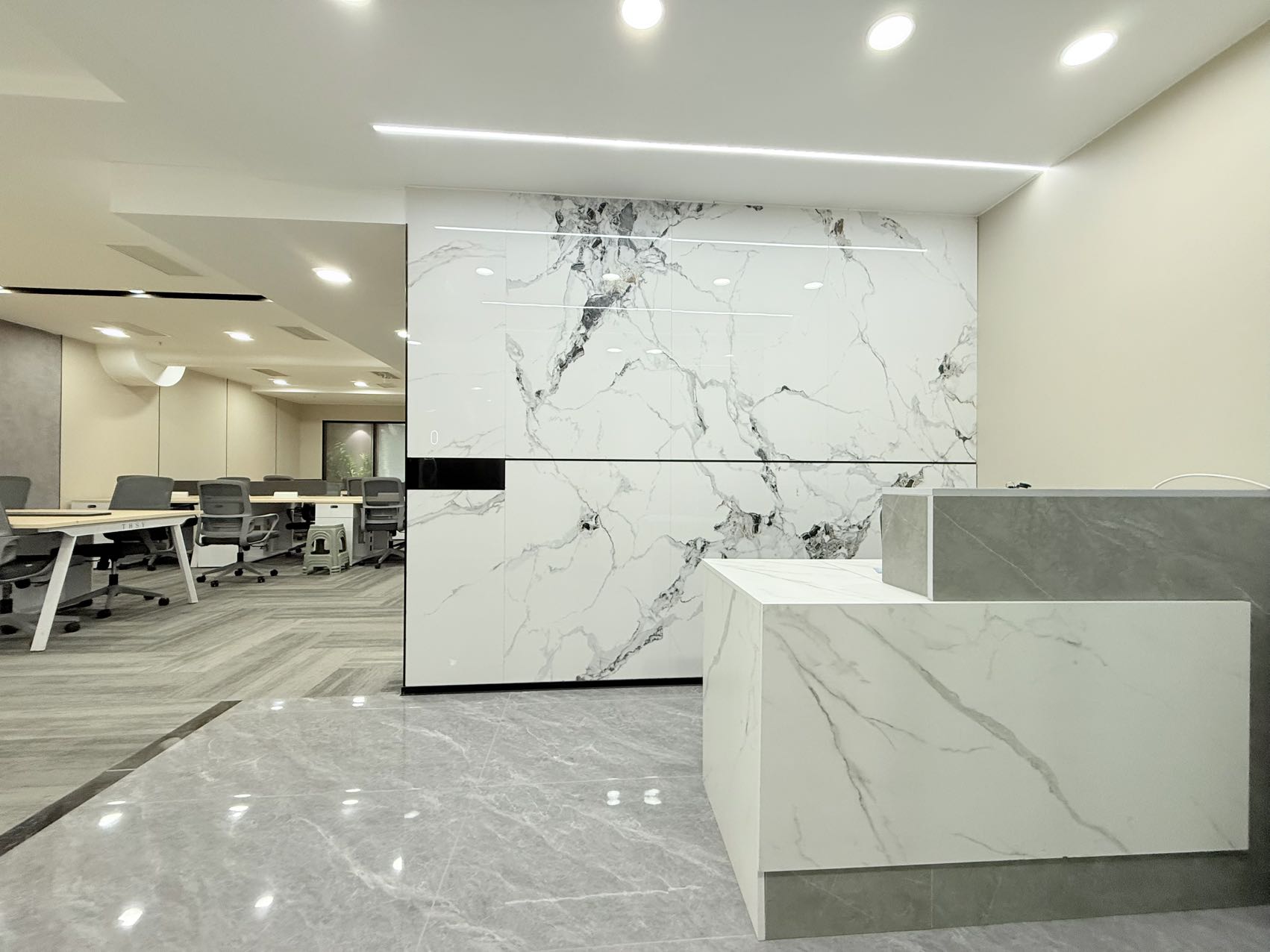 1号线高新地铁口 218平 3隔间18工位 无加时费 含家具可调换 特价出租 理想中心办公室出租