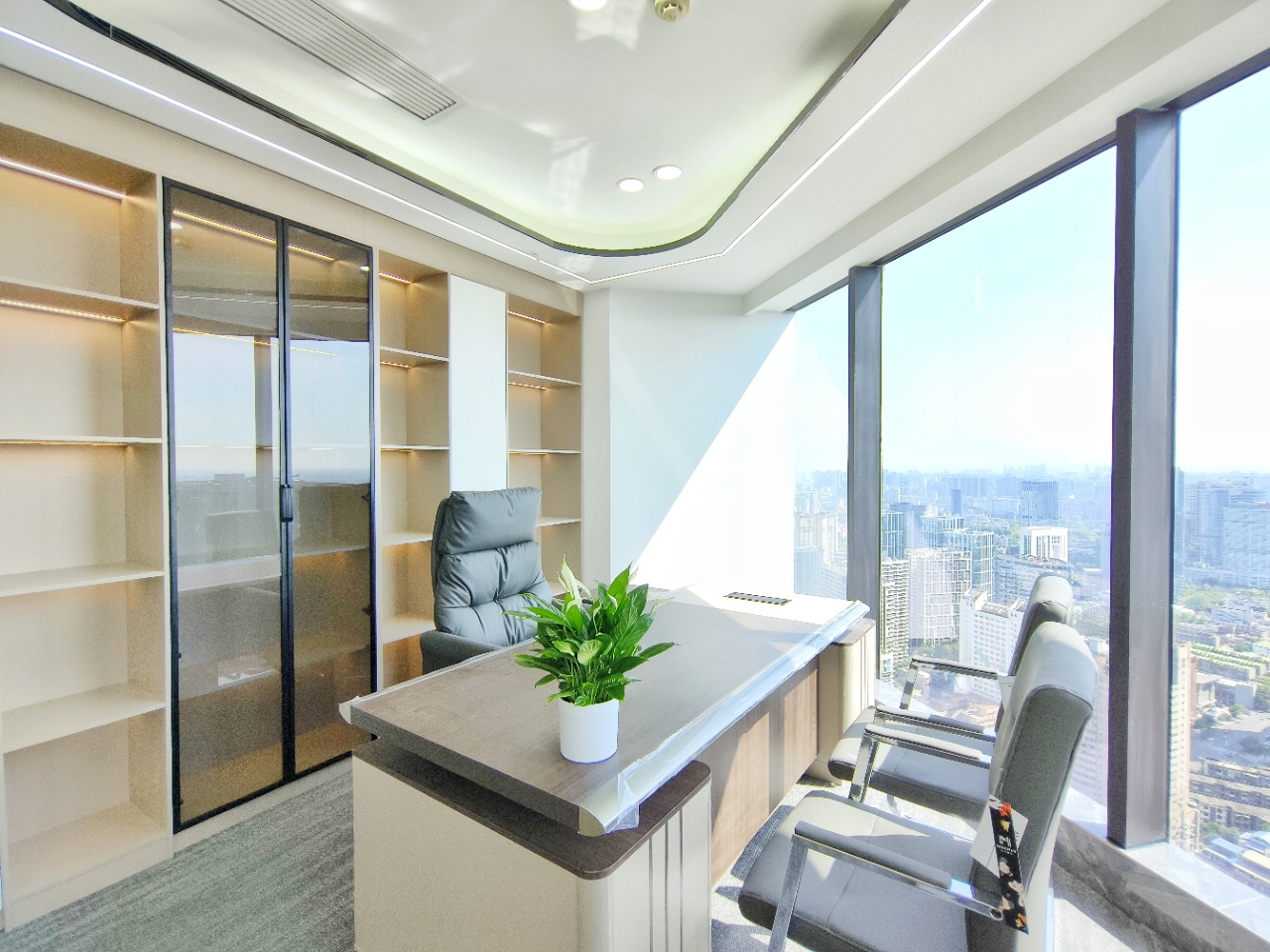 天府广场精品办事处 创业小户型 1隔间6工位 近地铁 交通方便 采光巴适 茂业天地办公室出租