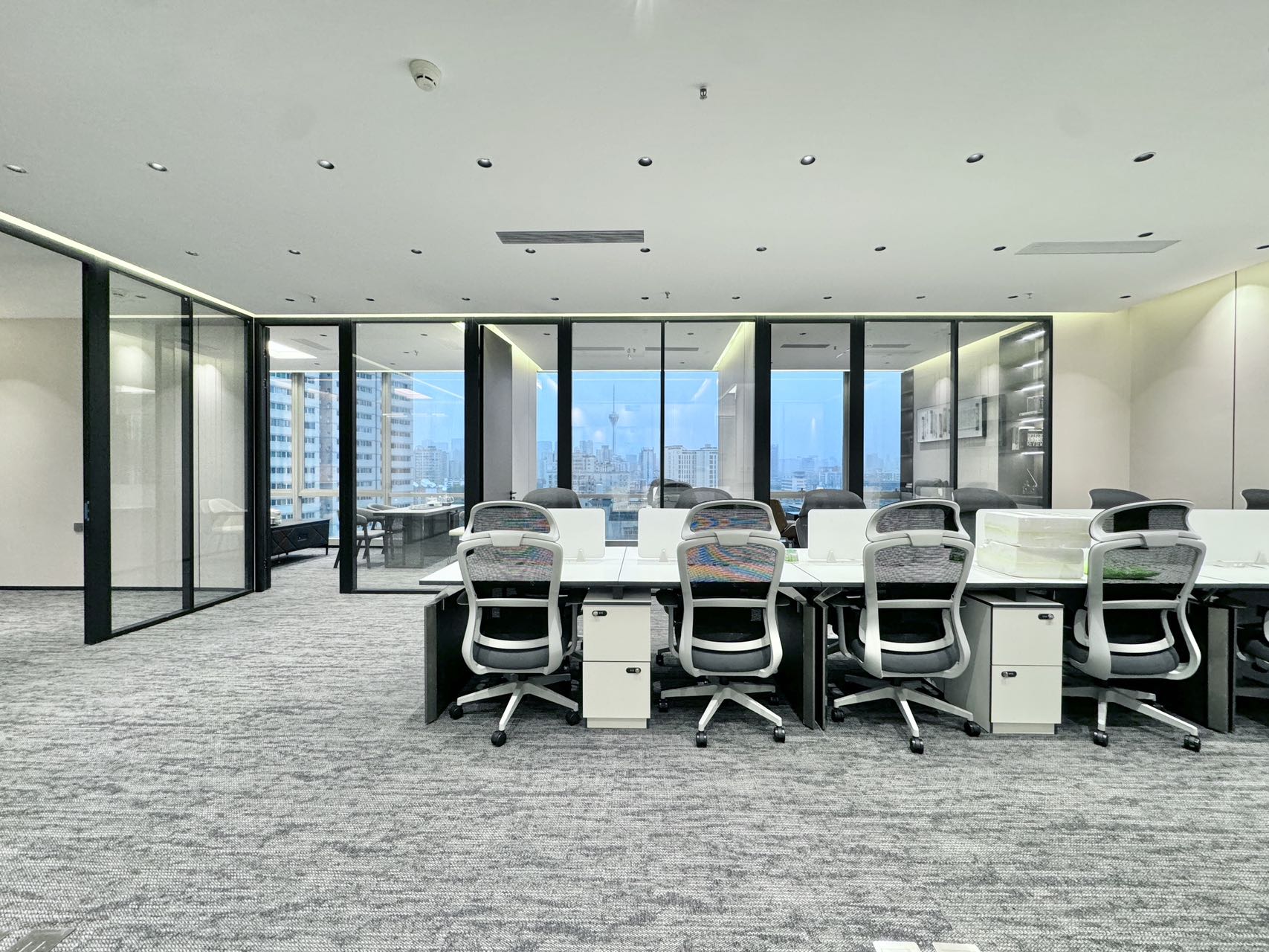 市中心东门大桥地铁口 5隔间22工位 紧邻春熙路 落地窗 视野采光巴适 时代8号办公室出租