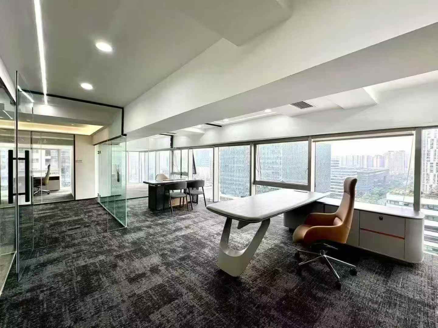 天府三街跃层户型 性价比高 见面195平 实得350平+ 7隔间42工位带接待区 精装带家具 福年广场办公室出租