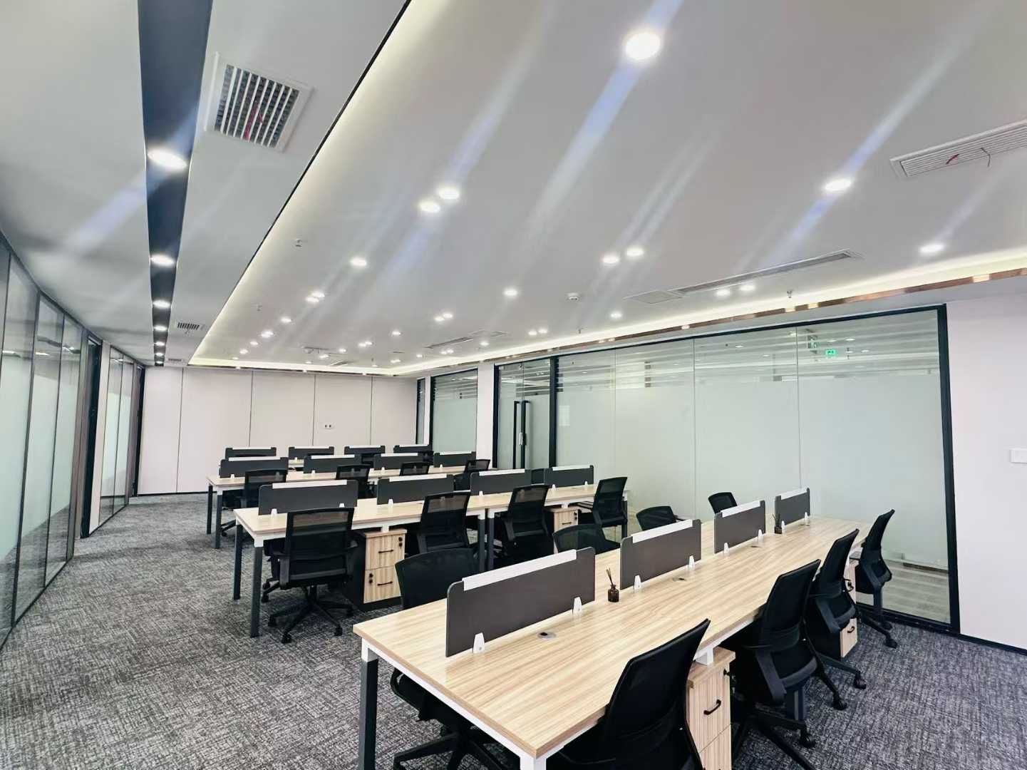 成华区紧邻东郊记忆 杉板桥地铁四五百米 326平方 6隔间28工位 高区视野无遮挡 精装带家具 多弗国际办公室 出租