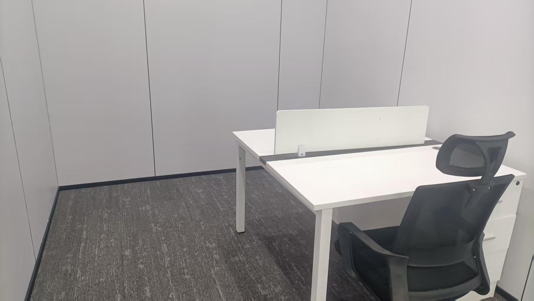 高新地铁三四百米 精装户型 价格含物业费 4隔间40工位 户型方正 中航城市广场办公室出租